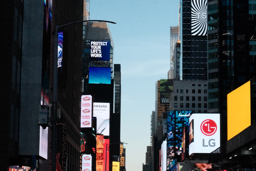 Медиафасад Кутузовский проспект — крупный экран ночью